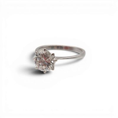 gros plan d'une bague en diamant sur fond blanc