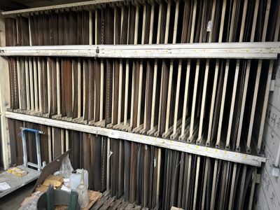 une pièce remplie d'une multitude de vieilles lattes en bois