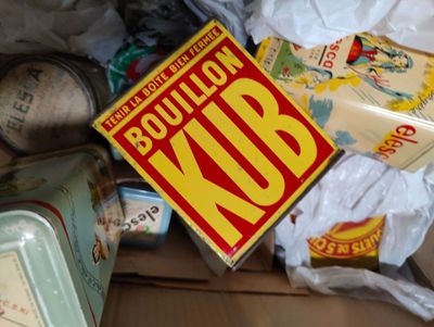 Très bel ensemble de 27 boites en métal et 2 plaques émaillé…