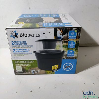 une boîte posée sur une table