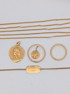 une collection de bijoux en or comprenant une pièce de monnaie, une bague et un collier