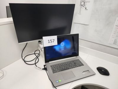 un ordinateur portable posé sur un bureau avec une souris