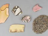 cinq types de roches différents sur une surface grise