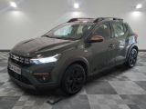 la voiture grise est garée sur un sol en damier dans le garage