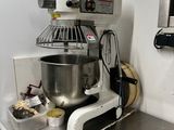une photo d'une cuisine avec un mixeur posé sur le plan de travail