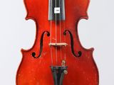 gros plan d'un violon avec un archet sur fond blanc