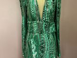 une robe verte sur un mannequin, un mannequin, un mannequin, un mannequin, un mannequin, un mannequin, un mannequin, un mannequin, un mannequin