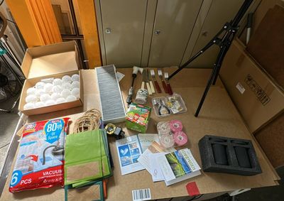 une table sur laquelle se trouvent de nombreux objets