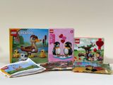 un tas de legos posés sur une table