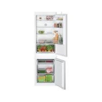 une photo d'un réfrigérateur blanc dont la porte est ouverte et qui contient des aliments
