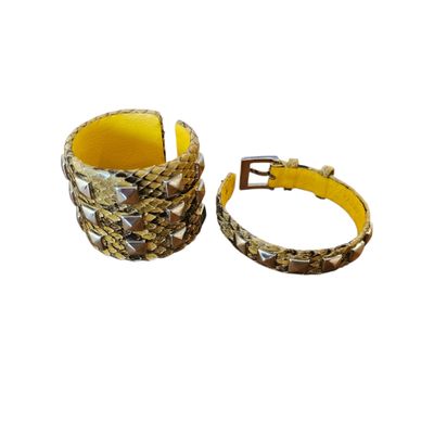 paire de bracelets manchette en peau de serpent jaune avec boucle dorée