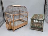une petite cage à oiseaux et une petite cage à oiseaux en bois