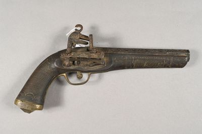 un vieux canon surmonté d'un homme