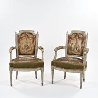 Paire de fauteuils cabriolet en bois laqué style Louis XVI, …