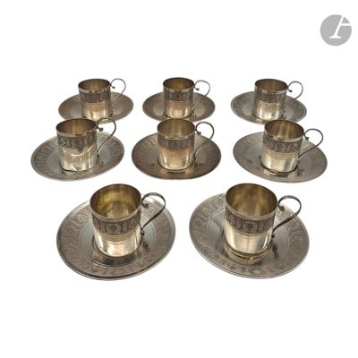 six tasses et soucoupes en métal argenté, posées sur une soucoupe