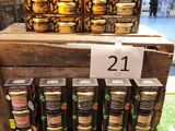 de nombreux bocaux de conserves exposés dans un magasin