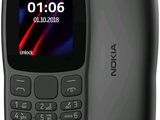 Le téléphone Nokia est noir et comporte un bouton sur l'écran.