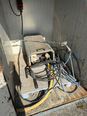 une machine qui se trouve dans un coin d'un bâtiment