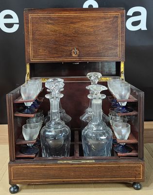 Cave à liqueurs Napoléon III vendue garnie de 4 carafes (2 m…