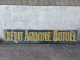 un mur en béton sur lequel est accrochée une pancarte portant l'inscription « credit absorbe moule »