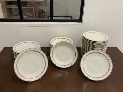 de nombreuses assiettes sur une table, avec une fenêtre en arrière-plan