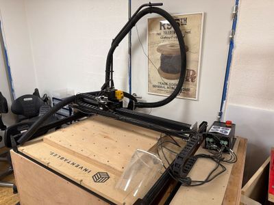 un vélo posé sur une table