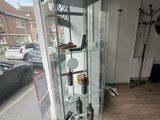une vitrine en verre dans le coin d'une pièce
