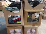 deux cartons de vêtements posés sur une palette dans un entrepôt
