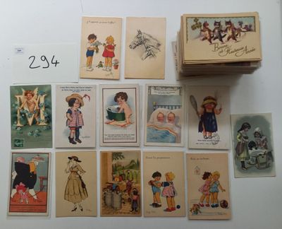beaucoup de cartes postales anciennes pour enfants sur la table