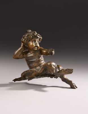 une image représentant une statue en bronze d'un enfant posée sur une souche d'arbre