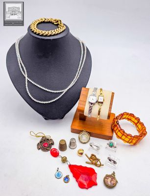 Des colliers, des bracelets et d'autres bijoux sont présentés sur un mannequin