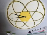 une horloge accrochée au mur d'une pièce