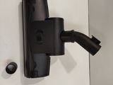 un appareil noir fixé au mur sur un mur blanc
