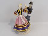une figurine représentant un homme et une femme en train de danser