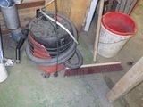 une photo d'une pièce avec un aspirateur et un balai