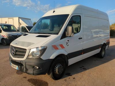 une camionnette blanche garée dans un parking