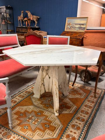Table hexagonale en marbre, sur piètement tripode en marbre H : 7...