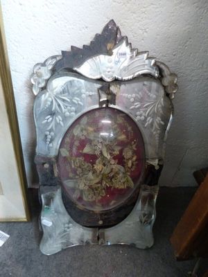 une horloge posée par terre devant un mur