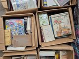 de nombreux cartons de livres empilés les uns sur les autres