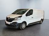 La camionnette blanche est garée dans une grande pièce.