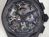 gros plan d'une montre sur une surface blanche