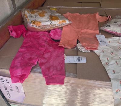 Lot de 1000 pièces de vêtement baby uniquement neuf avec éti…