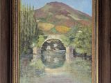 une peinture à l'huile représentant un pont au-dessus d'une rivière, avec une montagne en arrière-plan