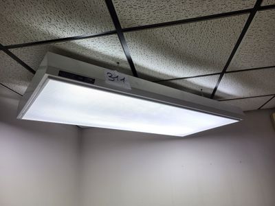 une lumière suspendue au plafond d'une pièce