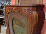 une cheminée surmontée d'un miroir dans une pièce