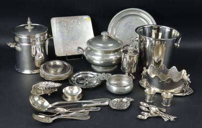 beaucoup d'objets en argent posés sur une table