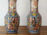 deux vases posés sur une table en bois