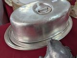 de nombreuses assiettes et couverts posés sur une nappe rouge