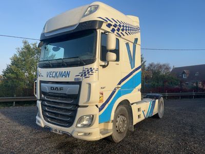 un camion garé sur le côté de la route