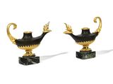 une paire de vases noirs et dorés posés sur un socle en marbre